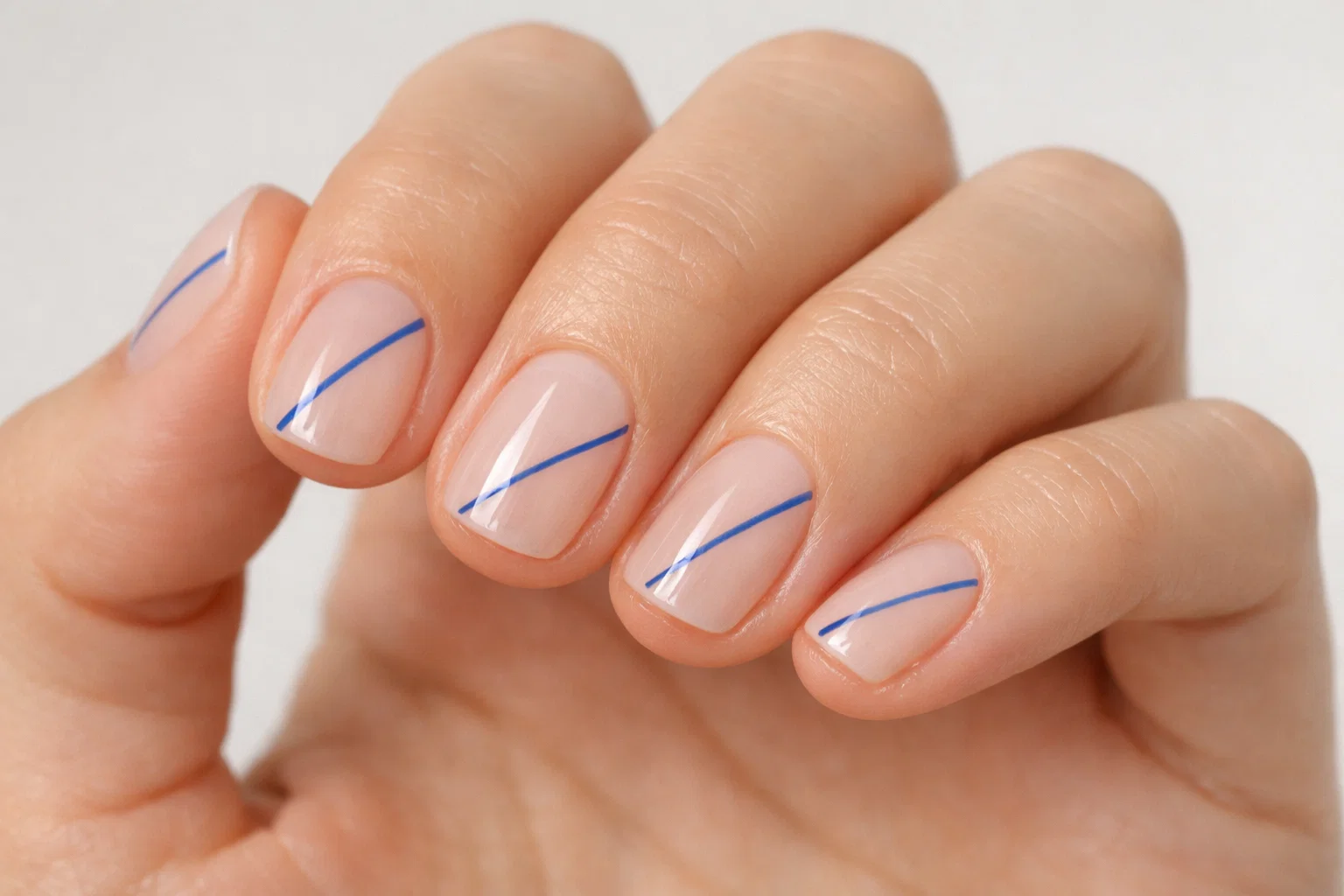 fine line minimal short nails